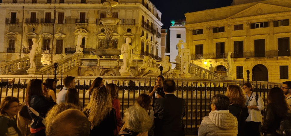 Palermo Curtigghiara by night - fontana prenotaria Palermo