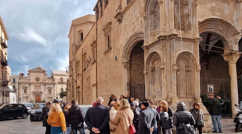 persone davanti chiesa santa maria la nova tour florio palermo esplora siti sicilia