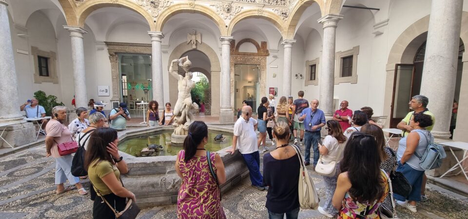 Museo Archeologico Salinas Palermo Esplora SIti Sicilia atrio persone