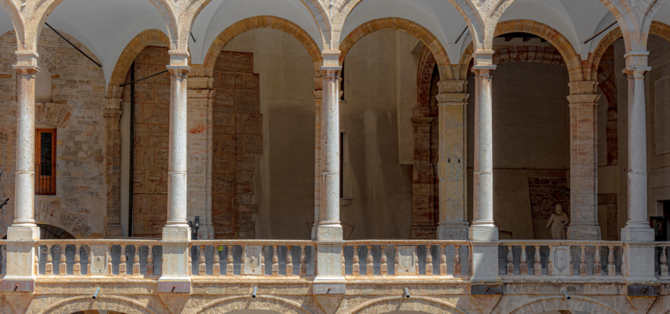 Palermo cortile interno palazzo dei normanni